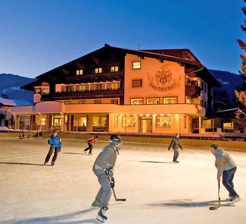 Eislaufplatz mit Flutlichtanlage bei der Jugendherberge