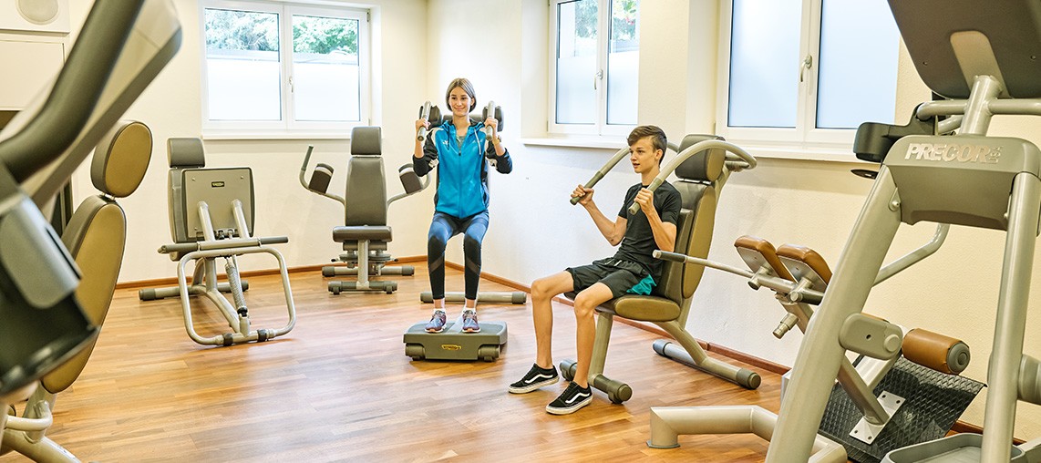 Fitnessraum mit vielen Geräten