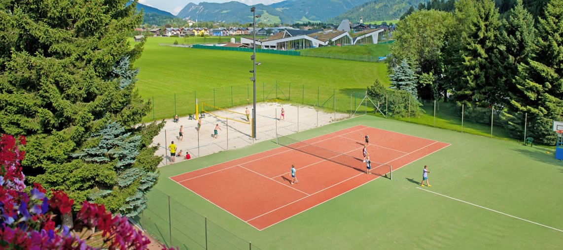 Beachvolleyball- und Tennisplatz beim Jugendsporthotel