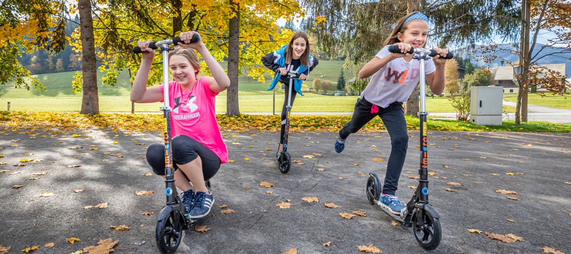 Roller und Scooter fahren direkt beim Haus