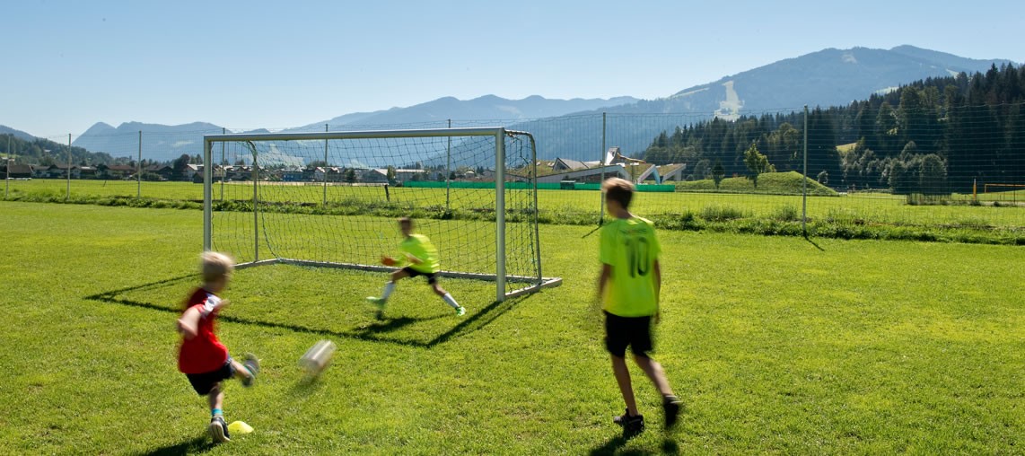 Fußballplatz am Haus
