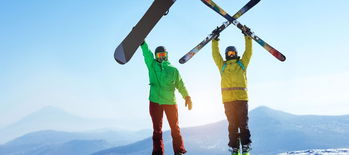 Snowboarder und Skifahrer