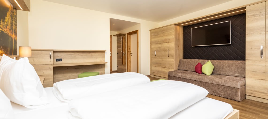 Moderne Zimmer mit Balkon + TV