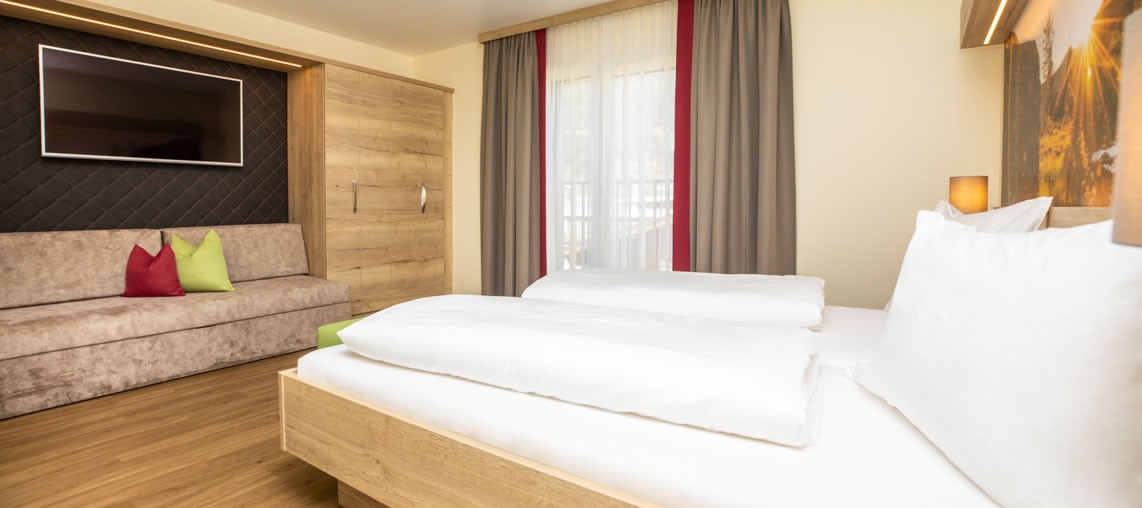 Moderne Zimmer mit Balkon + TV