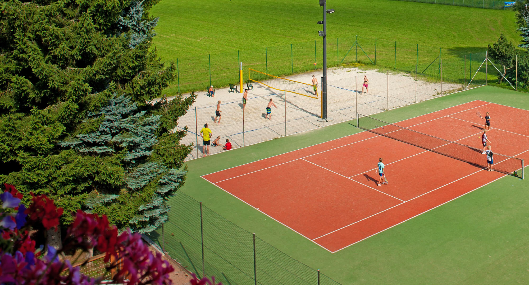 Tennis- und Beachvolleyballplatz direkt am Haus, Jugendherberge Ennstalerhof in Altenmarkt im Pongau