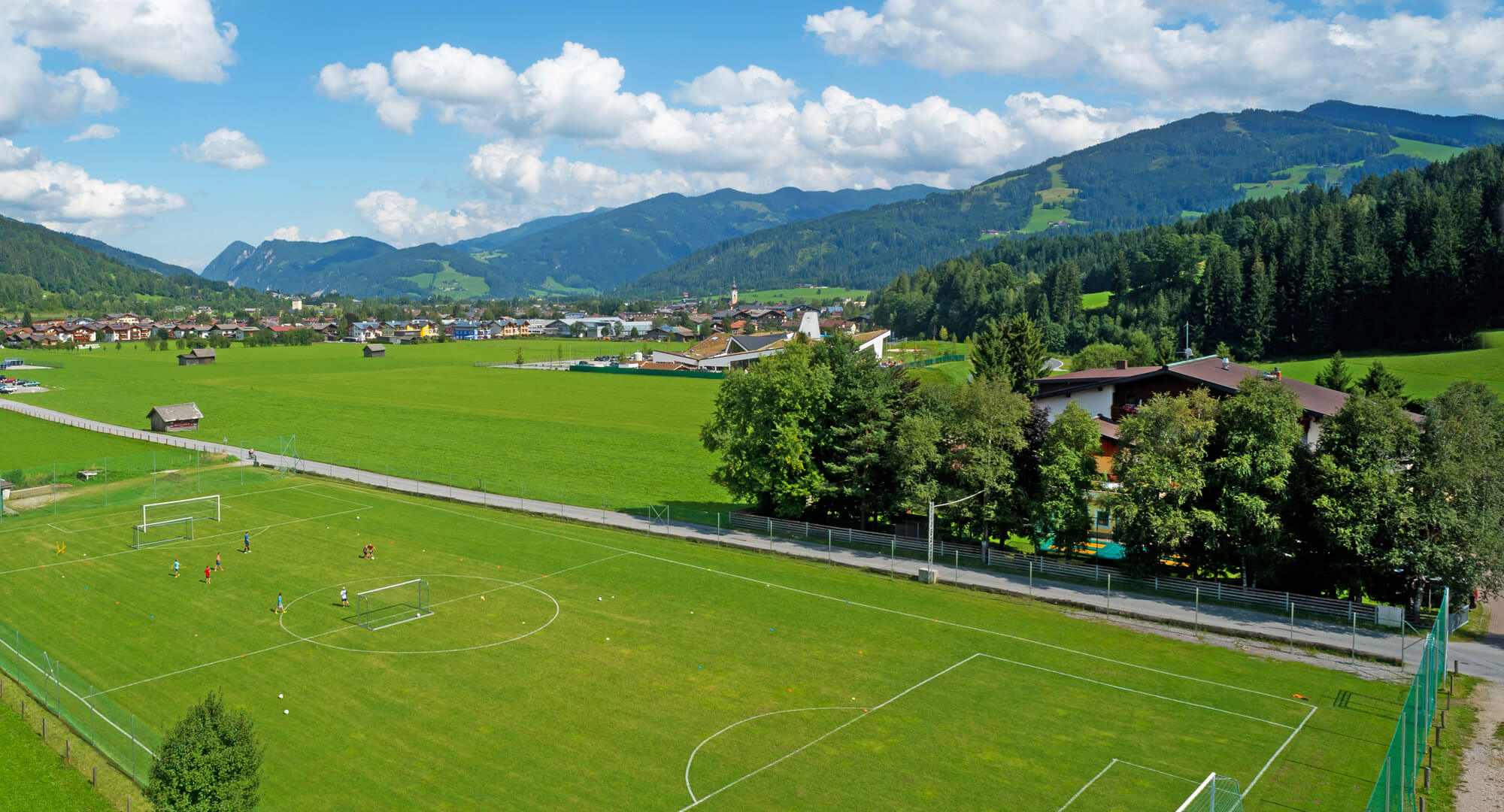 Hauseigener Fußballplatz direkt am Ennstalerhof in Altenmarkt im Pongau - dein Jugendfußballhotel in Österreich