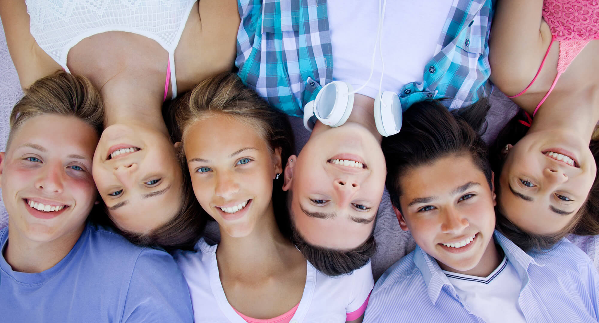 Gruppe liegt am Boden © shutterstock.com