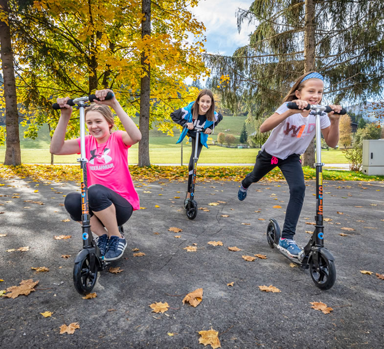 Scooter fahren bei der Jugendherberge