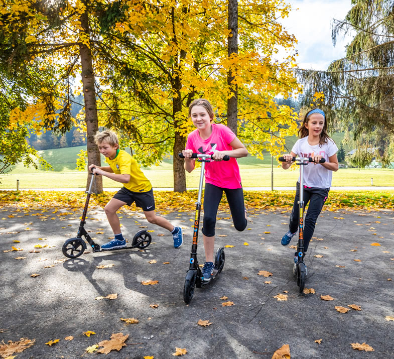 Scooter fahren beim Jugendsporhotel Ennstalerhof