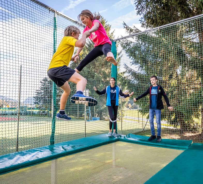 Trampolin springen im Garten